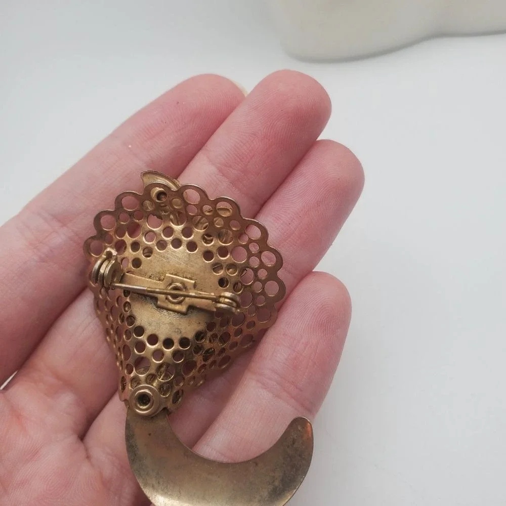 Rhinestone trumpet floral arrangement‎ brooch